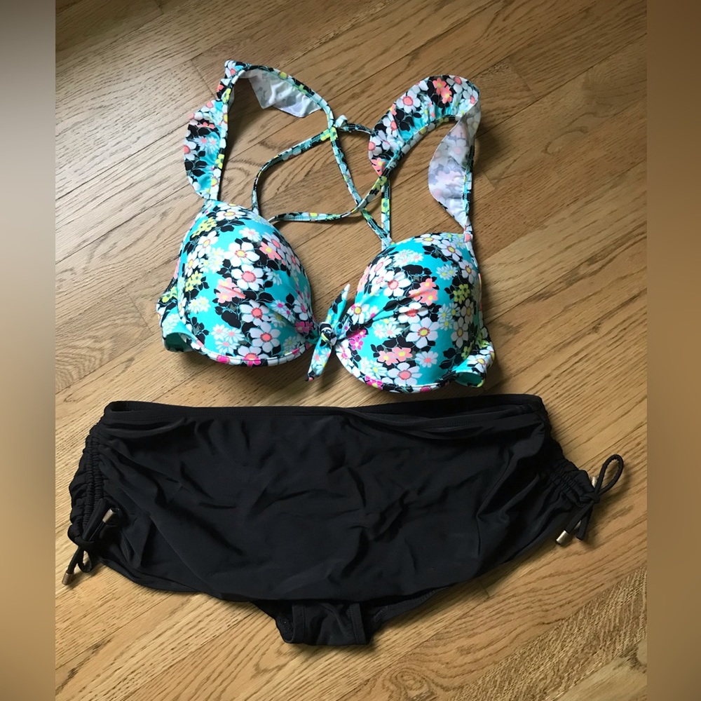 Fun bikini with a skirted bottom (L) and the top is D/DD in EUC